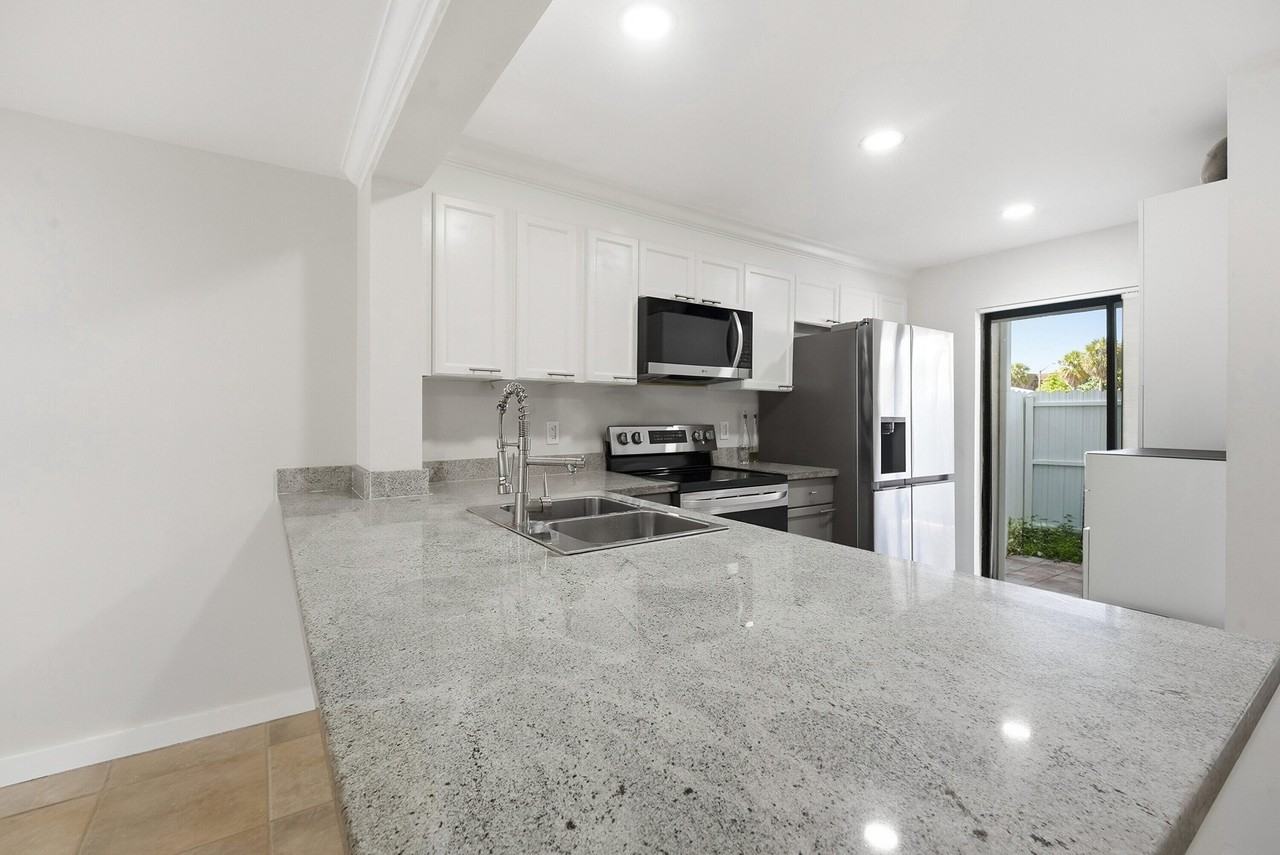 642 Ne 195th St - Photo 2 of 28