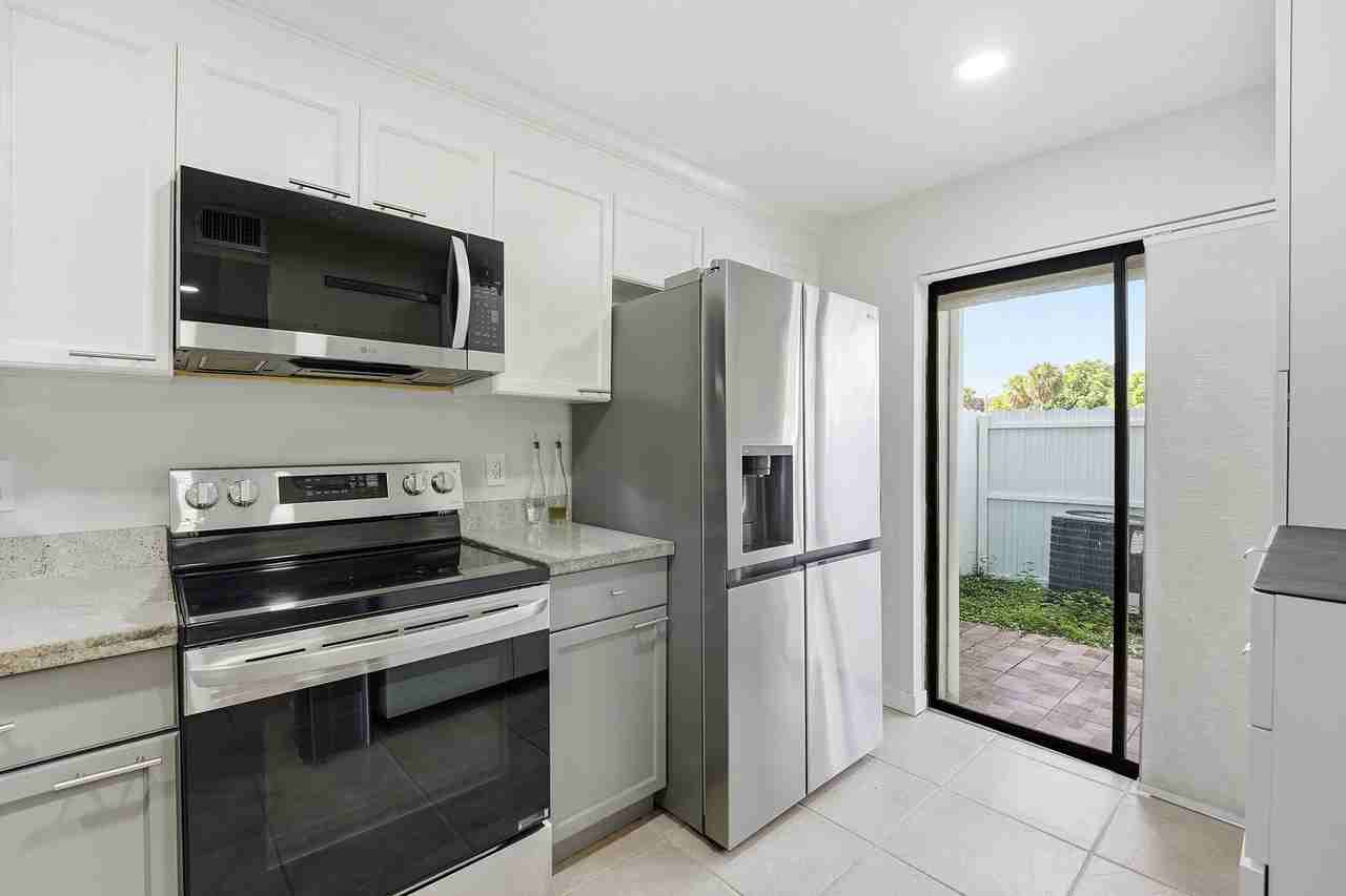 642 Ne 195th St - Photo 3 of 28