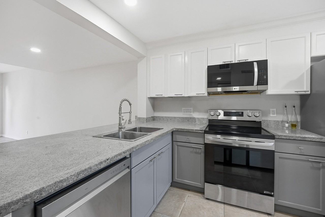 642 Ne 195th St - Photo 4 of 28