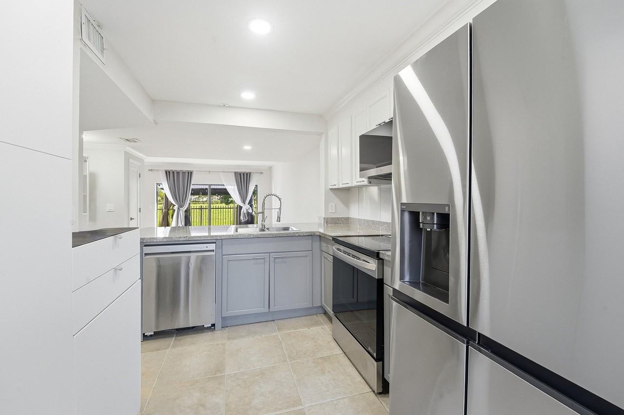 642 Ne 195th St - Photo 5 of 28