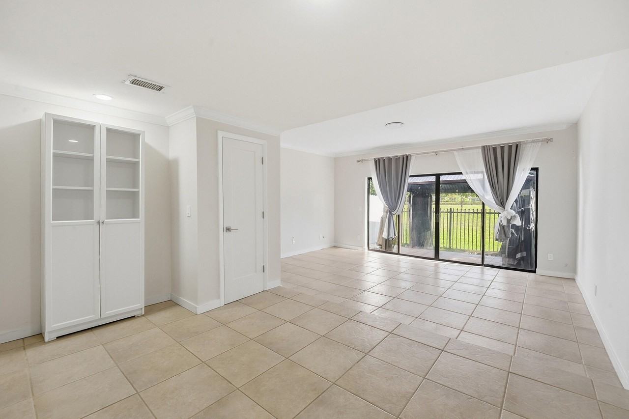 642 Ne 195th St - Photo 6 of 28