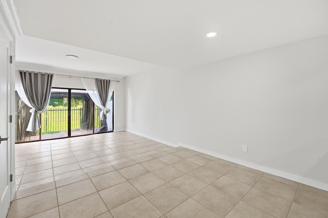 642 Ne 195th St - Photo 7 of 28