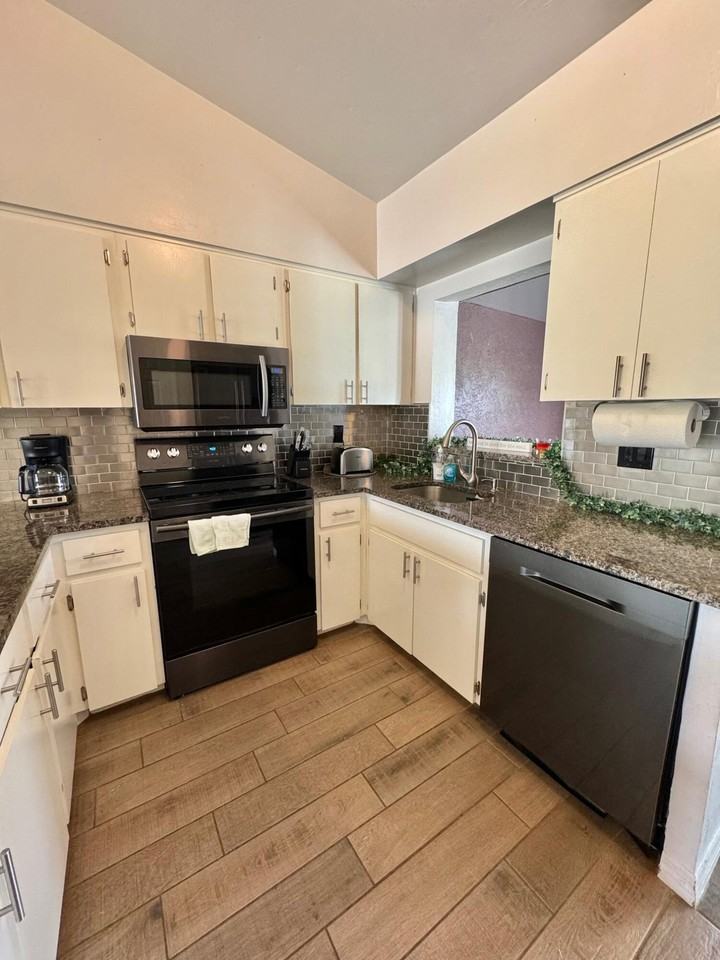 17370 W Carnegie Cir #2 - Photo 3 of 16