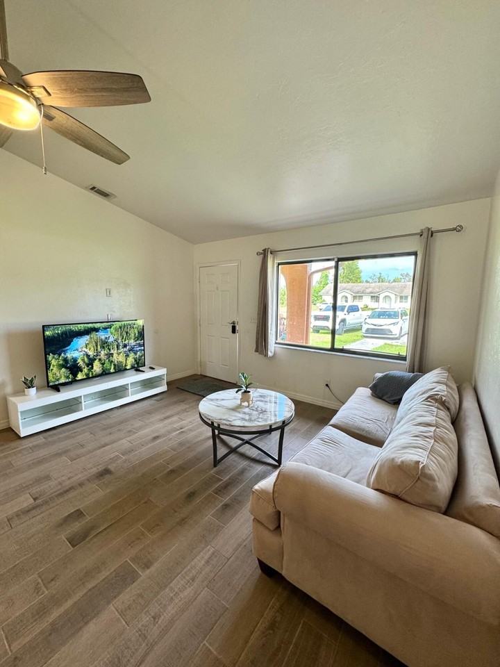 17370 W Carnegie Cir #2 - Photo 4 of 16