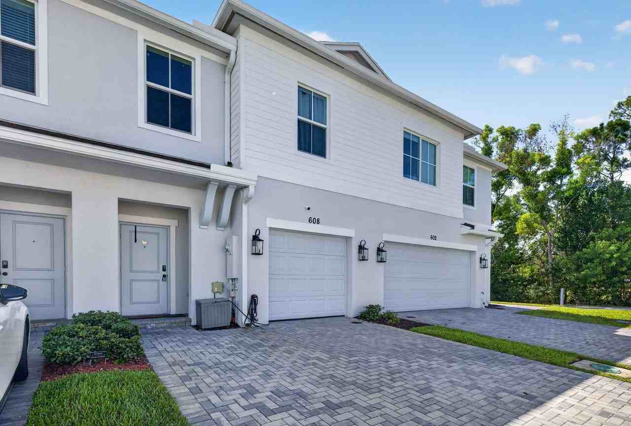 608 Ne Waters Edge Ln - Photo 2 of 40