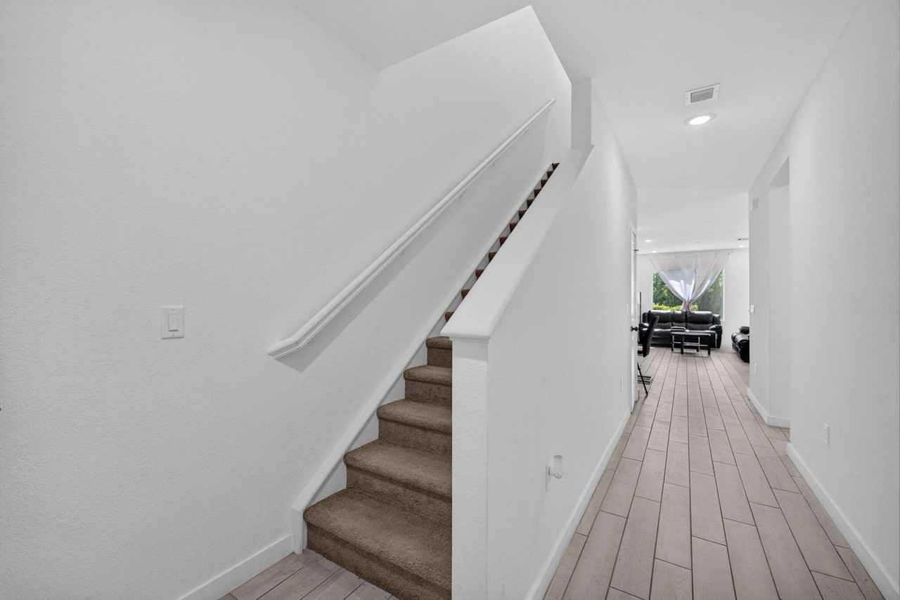 608 Ne Waters Edge Ln - Photo 4 of 40