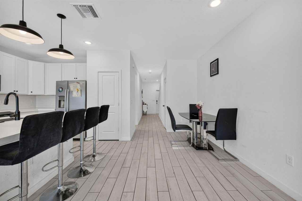 608 Ne Waters Edge Ln - Photo 6 of 40