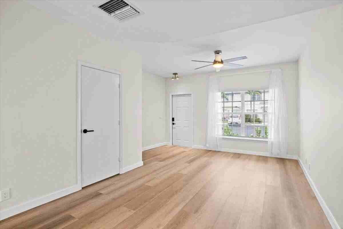 3165 Sw 50th St - Photo 7 of 42