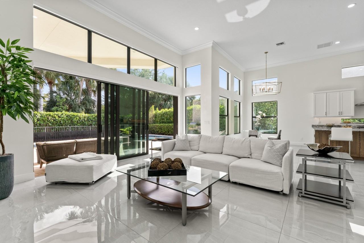 2630 Nw 69th St - Photo 5 of 14