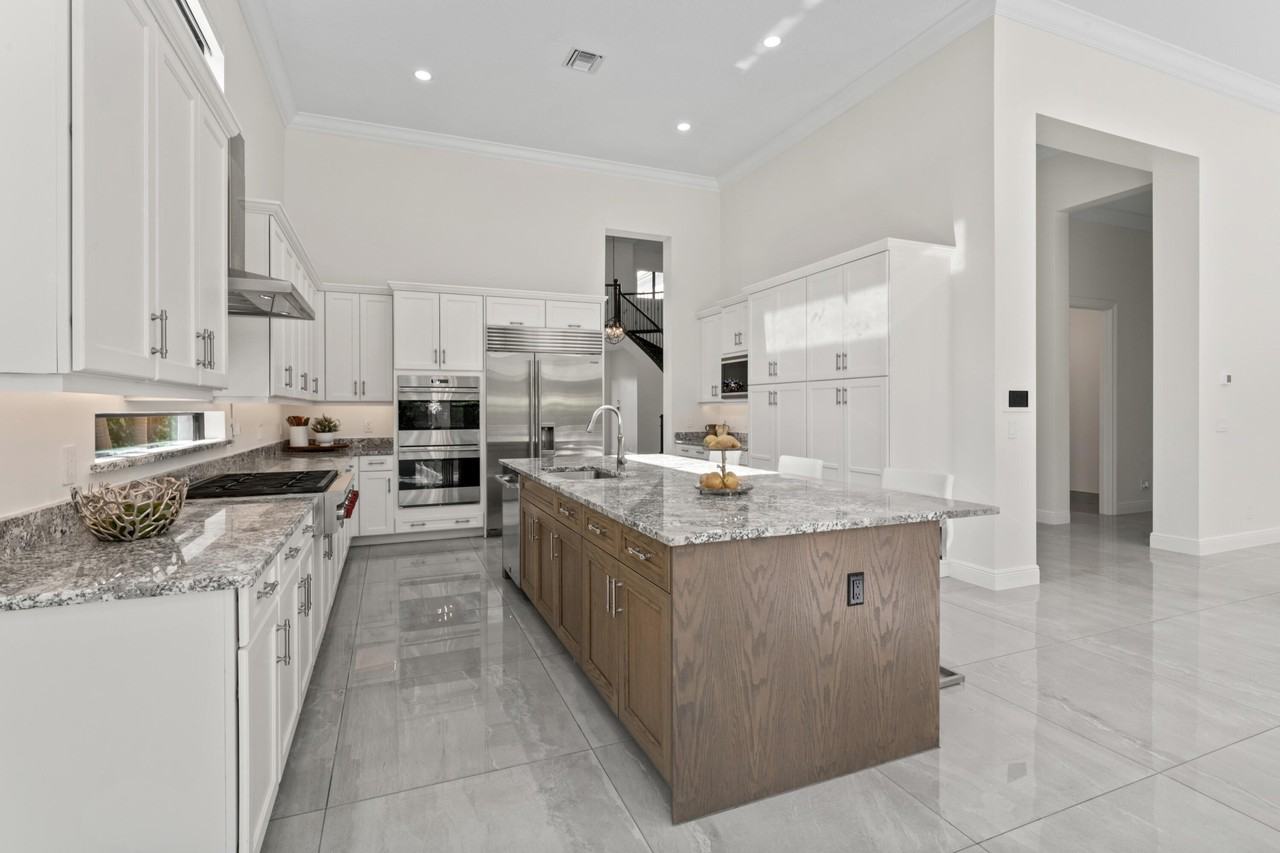 2630 Nw 69th St - Photo 6 of 14