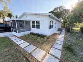 featured image of 912 Se Tarpon Ave