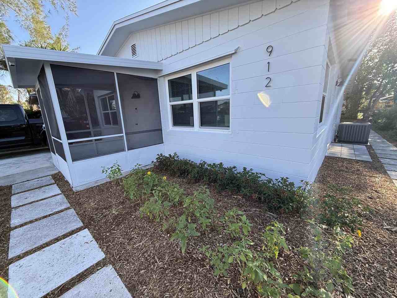 912 Se Tarpon Ave - Photo 2 of 31