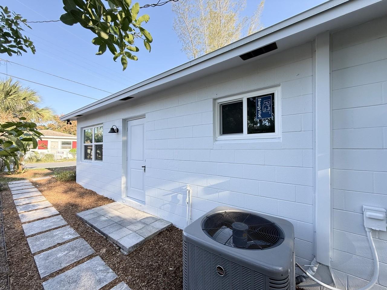 912 Se Tarpon Ave - Photo 3 of 31