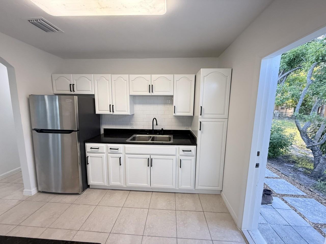 912 Se Tarpon Ave - Photo 6 of 31