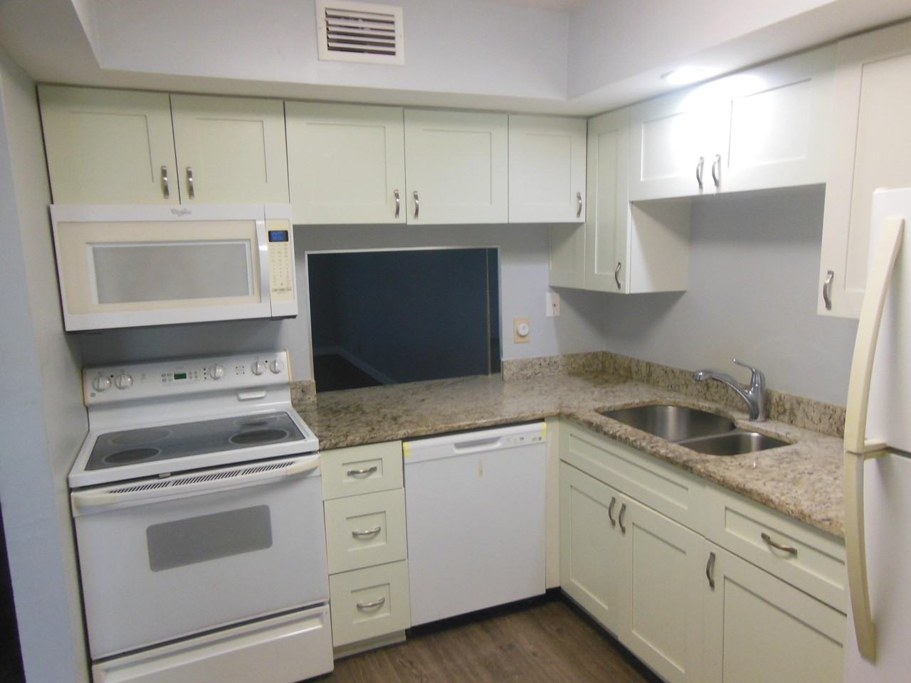 105 Lake Helen Dr - Photo 4 of 15