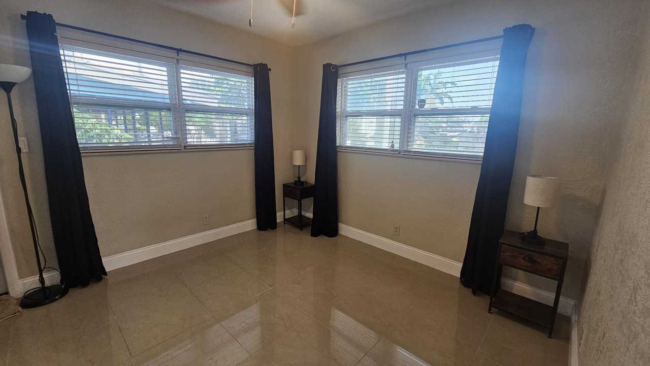1105 Ne 15th St - Photo 5 of 16