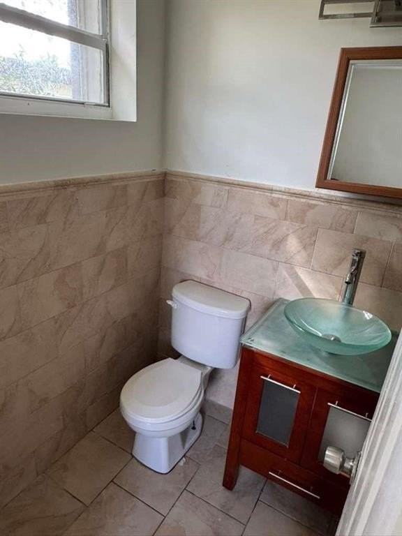 1042 Foster Rd #1-2 - Photo 5 of 8