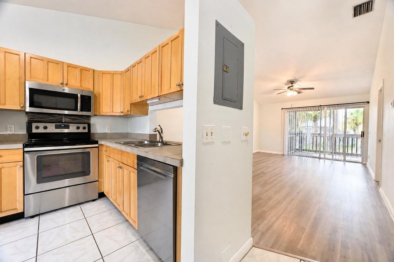 1431 Ne 14th Ct - Photo 3 of 27
