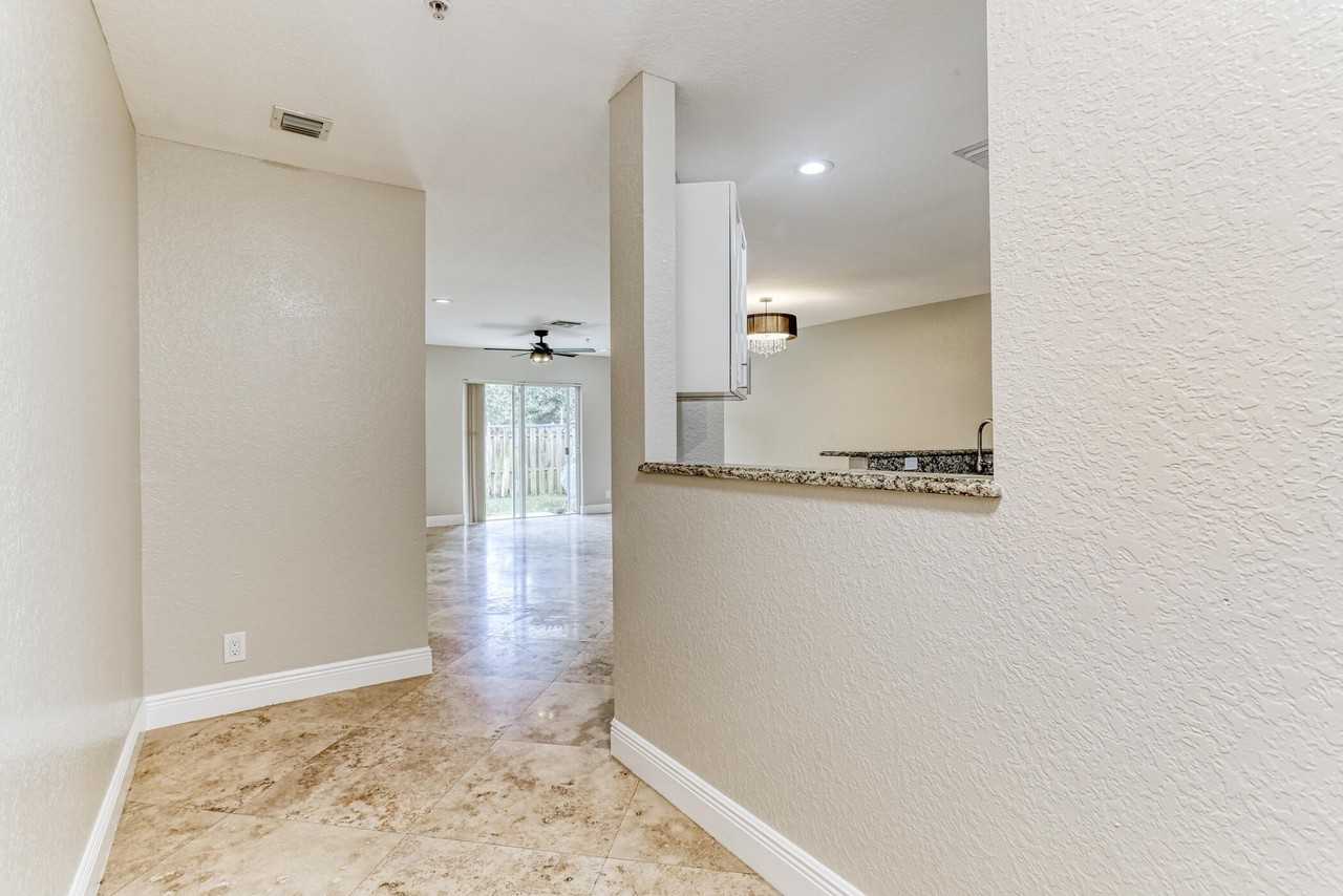 316 Se Bloxham Way - Photo 3 of 27