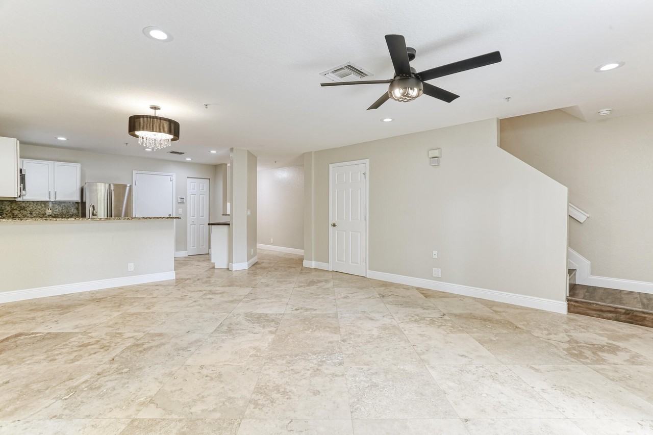 316 Se Bloxham Way - Photo 7 of 27