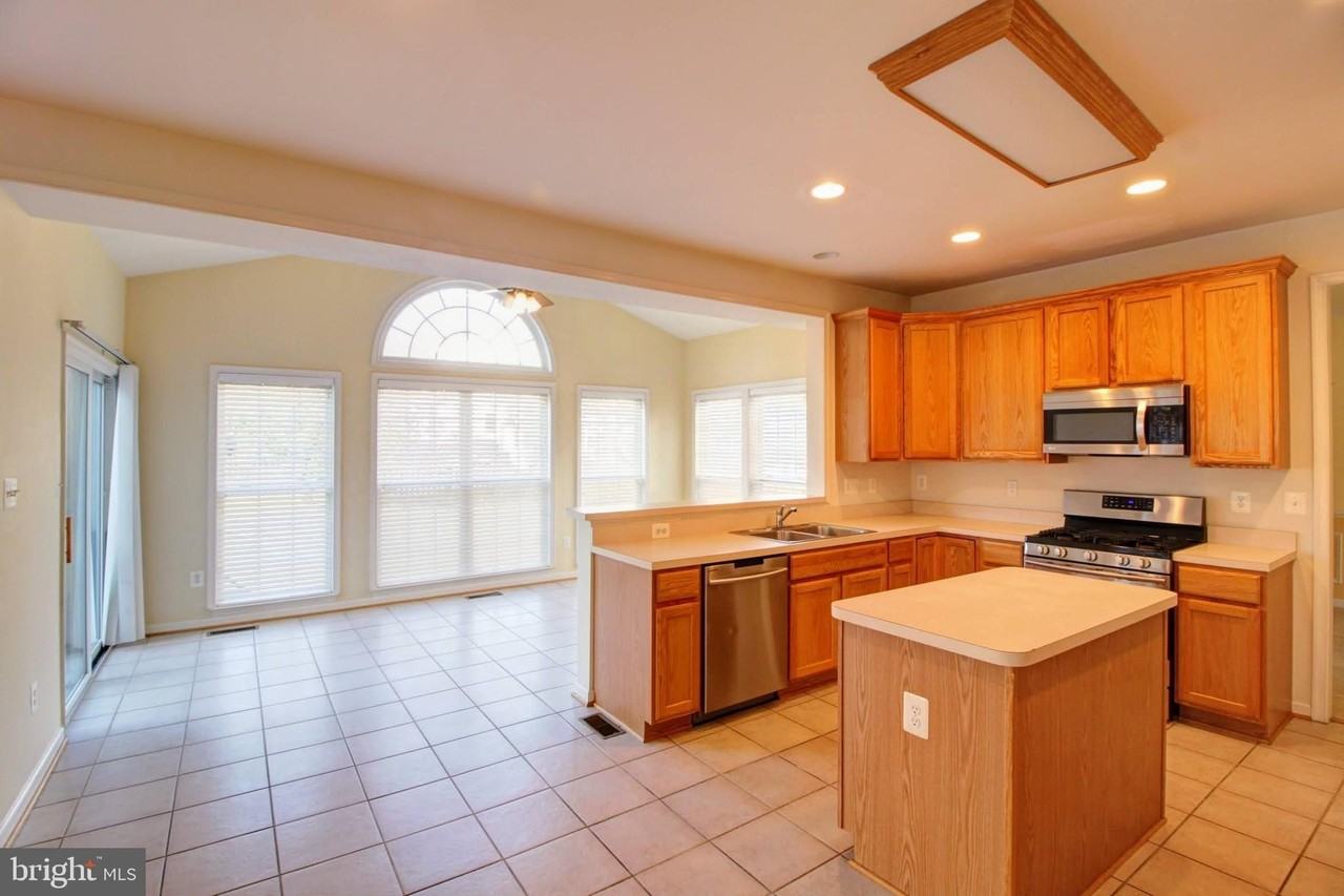 1828 Weybridge Rd - Photo 4 of 26