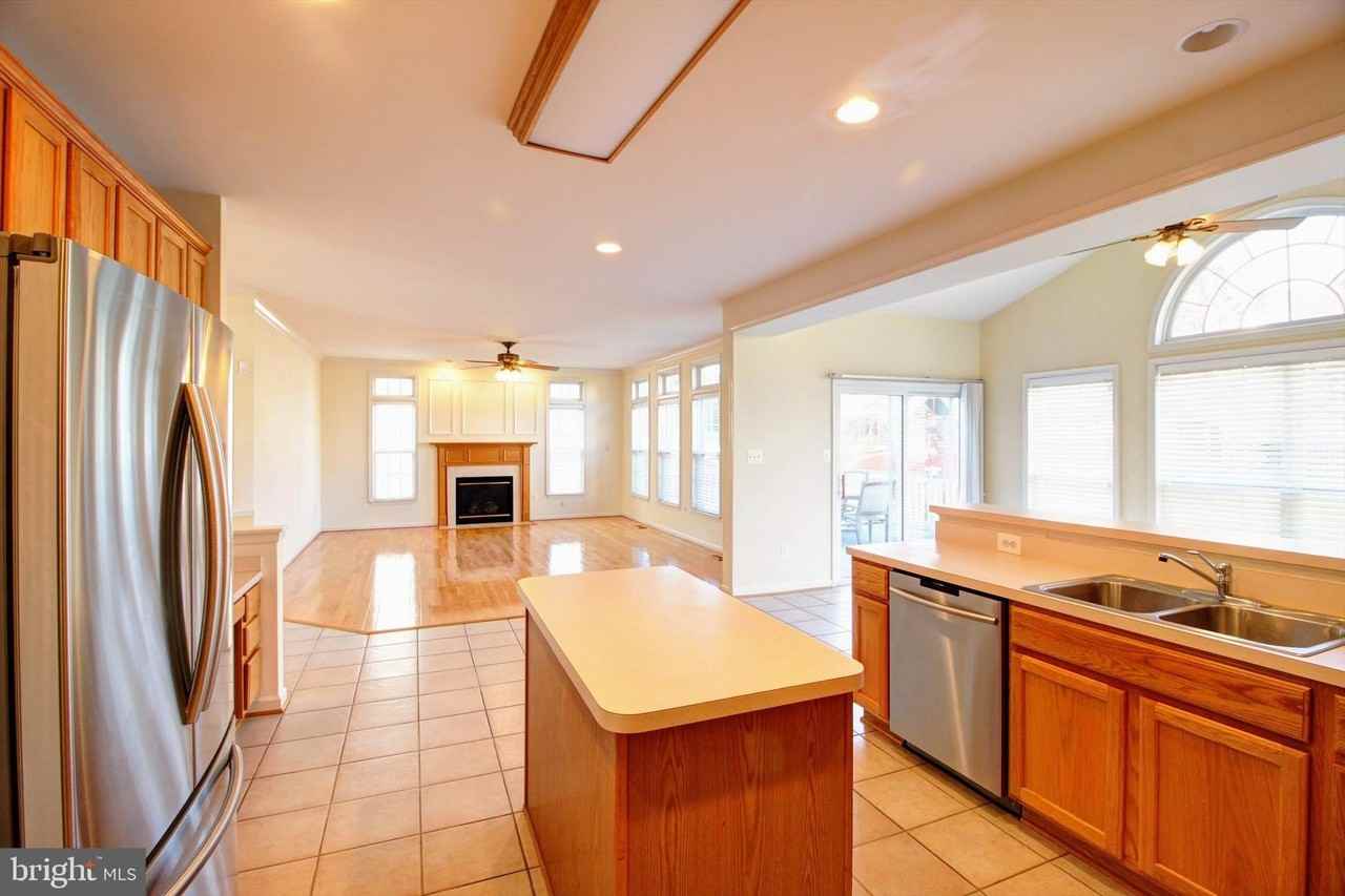 1828 Weybridge Rd - Photo 5 of 26