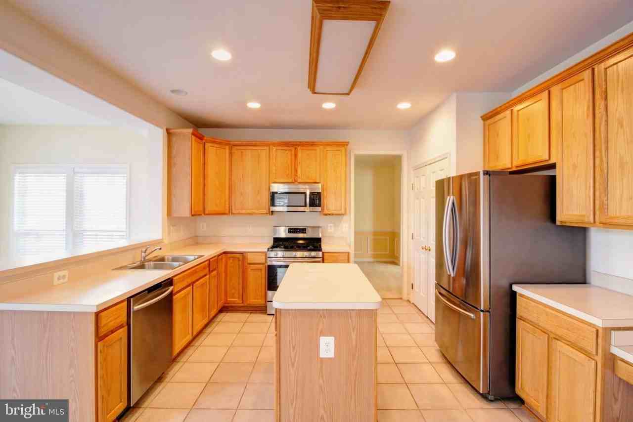 1828 Weybridge Rd - Photo 6 of 26