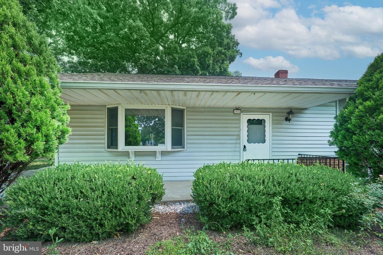 2924 Gracefield Rd - Photo 3 of 50