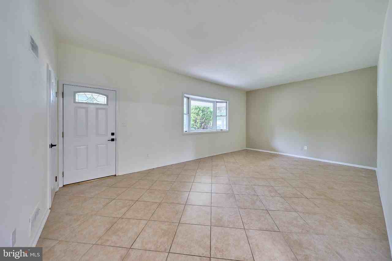 2924 Gracefield Rd - Photo 5 of 50