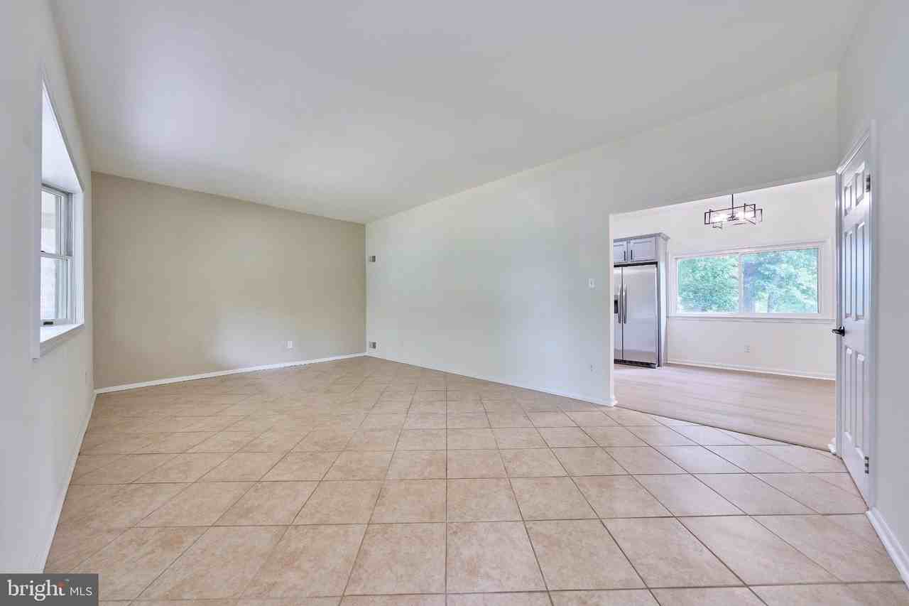 2924 Gracefield Rd - Photo 7 of 50