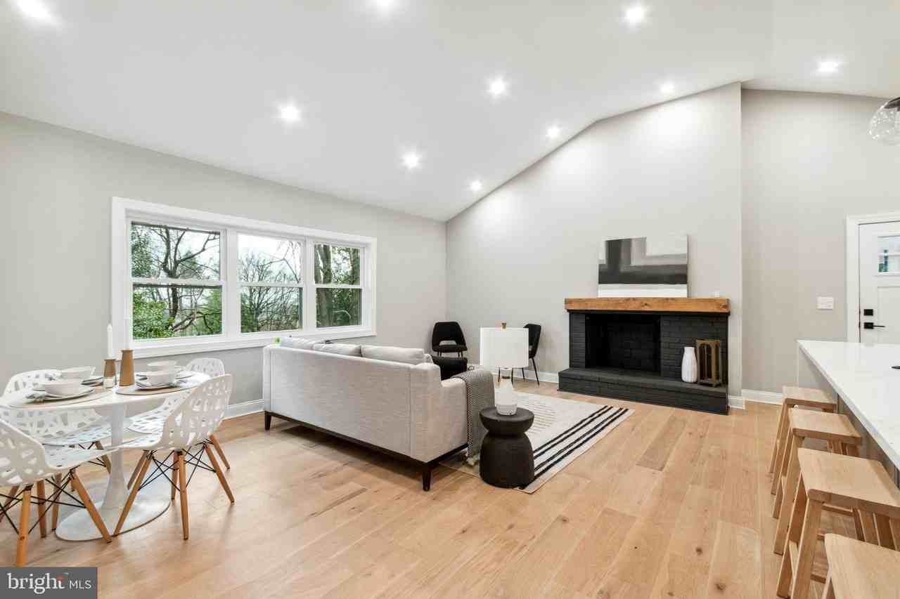 405 Meadowhurst Ln - Photo 3 of 50