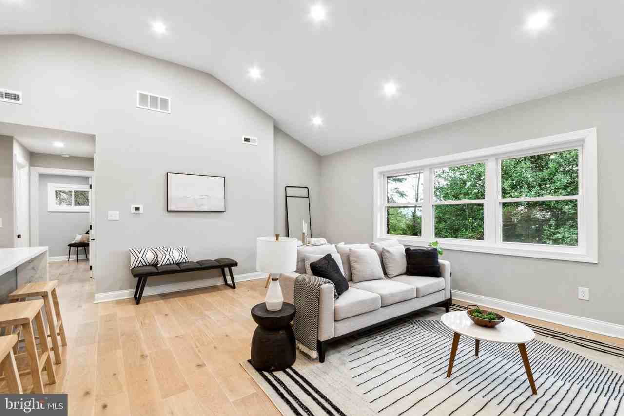 405 Meadowhurst Ln - Photo 4 of 50