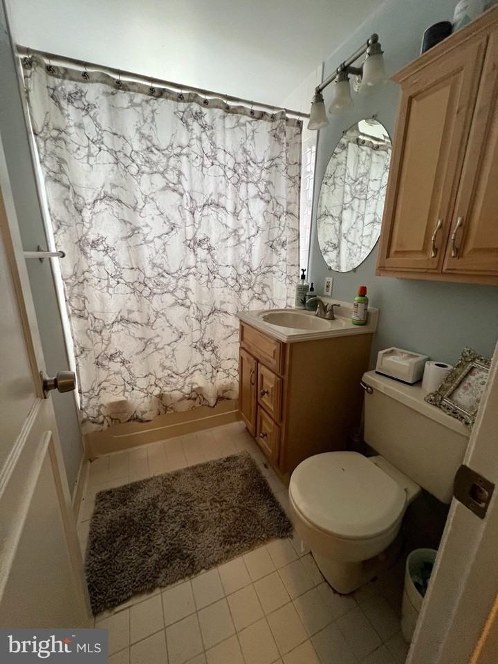 1808 N Queens Ln #4-212 - Photo 4 of 8