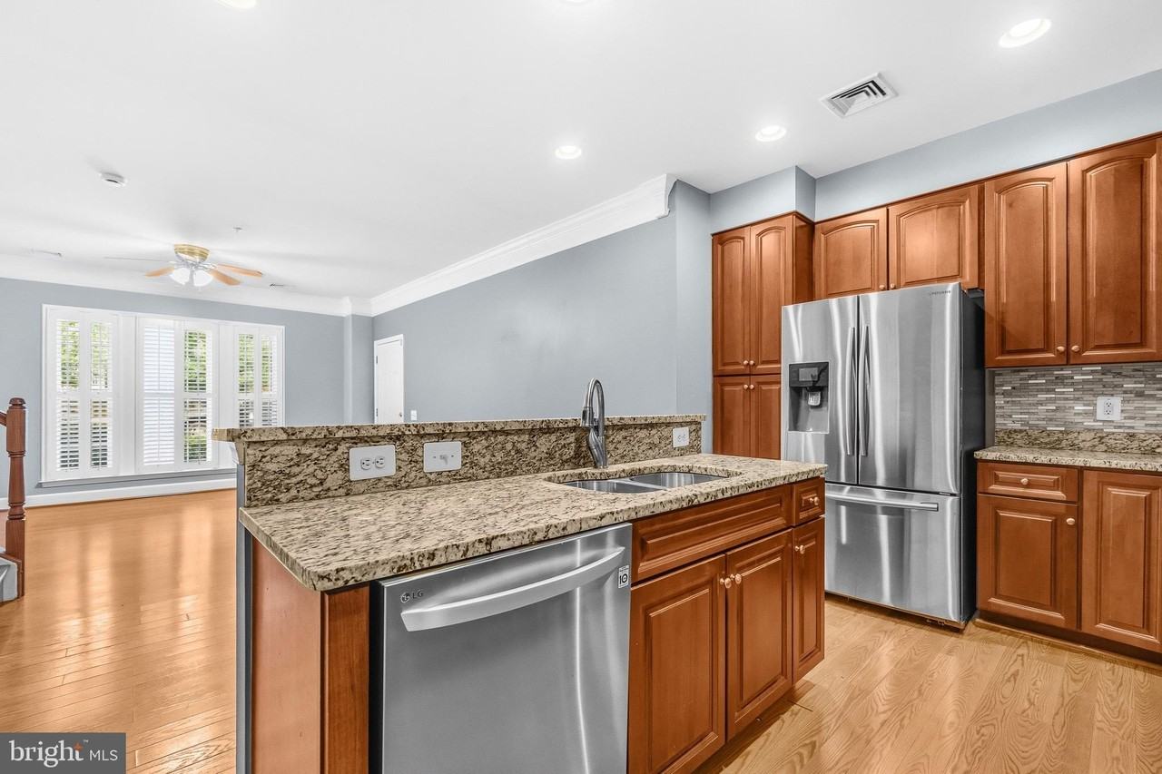 2392 Brookmoor Ln - Photo 7 of 19