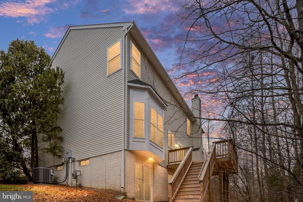 8 Newport Ct - Photo 5 of 50
