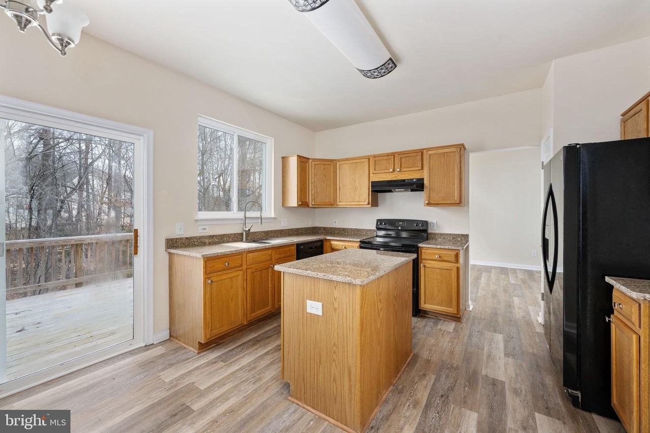 8 Newport Ct - Photo 7 of 50