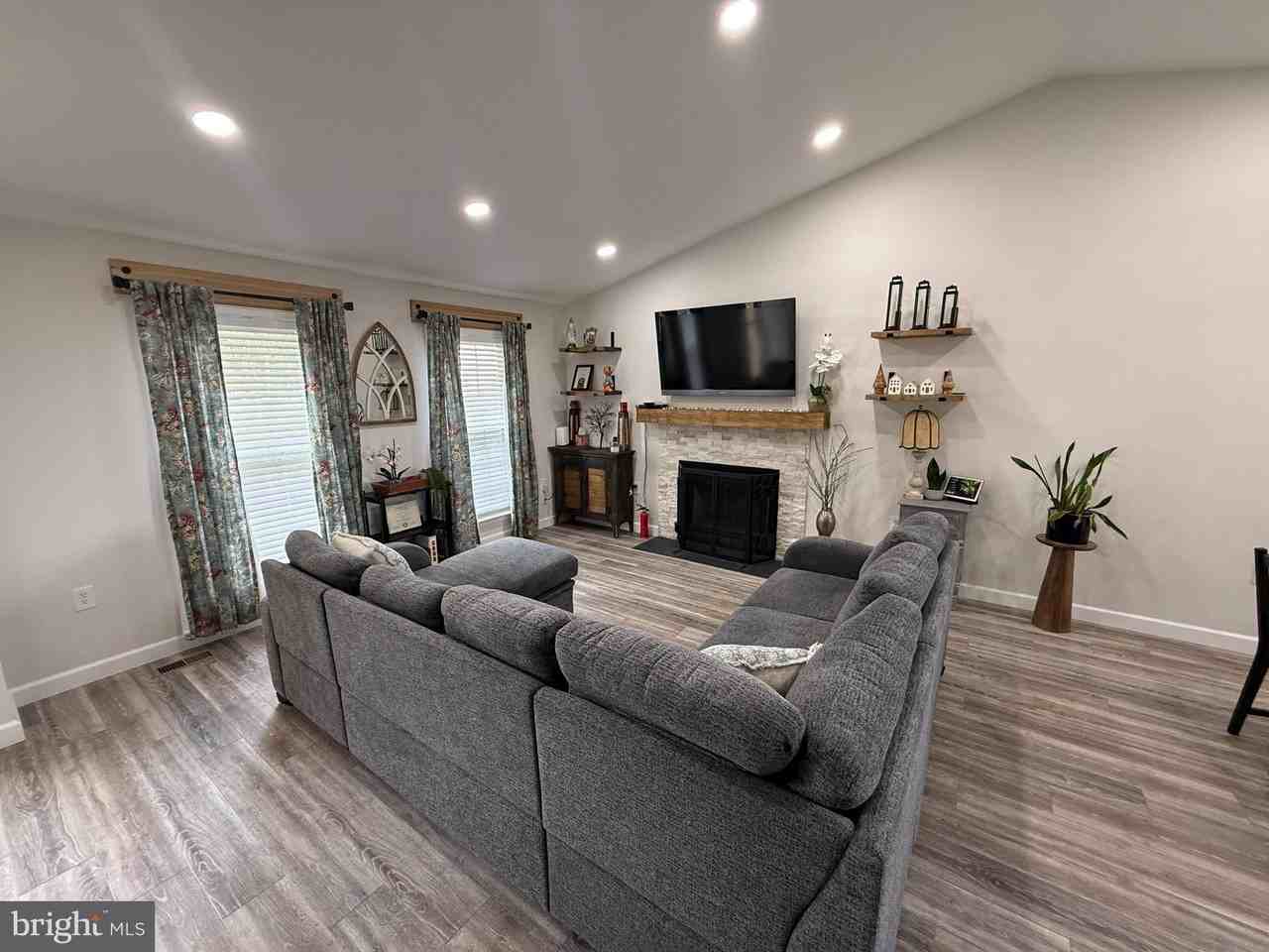 305 Crosswinds Dr - Photo 3 of 17