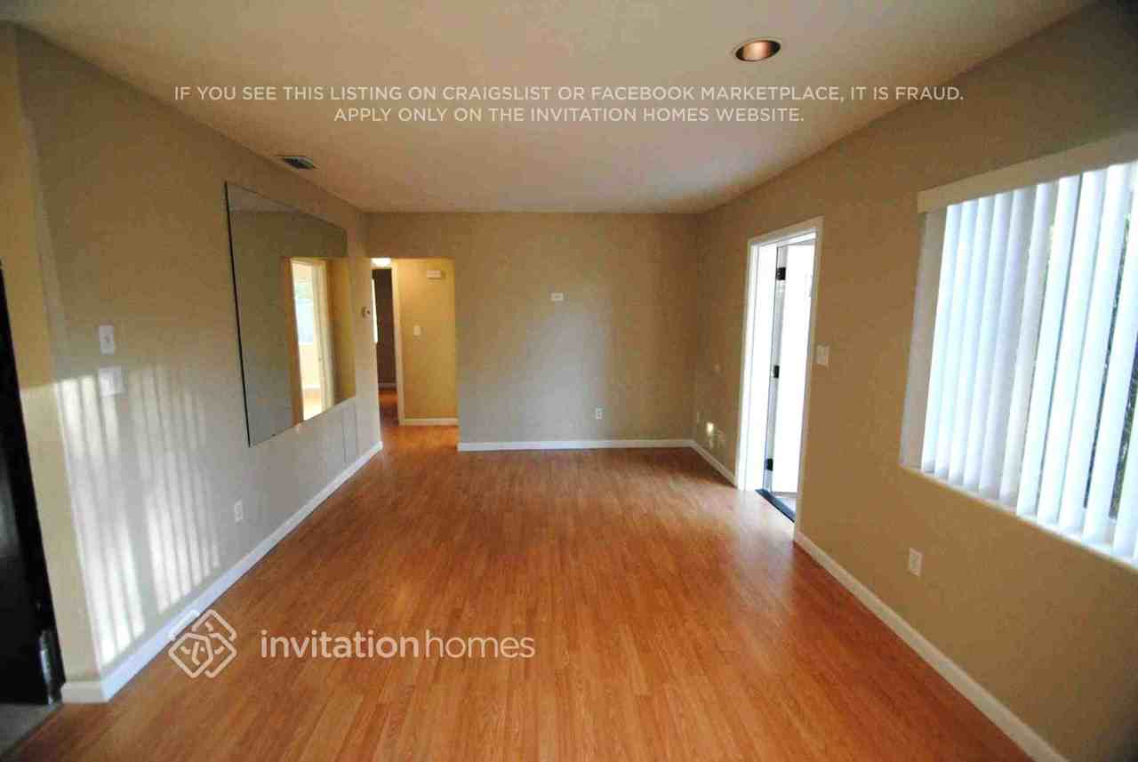 210 S Comet Ave - Photo 2 of 9