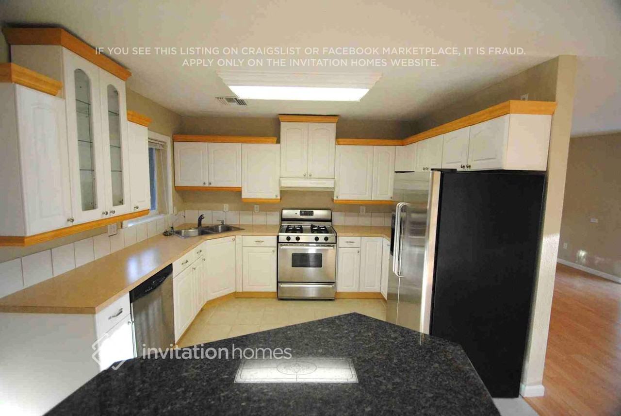 210 S Comet Ave - Photo 3 of 9