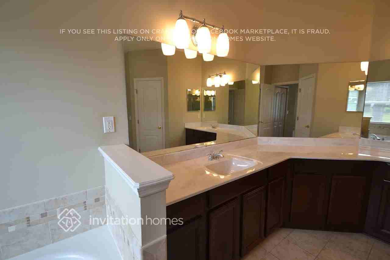 3115 Wandering Oaks Dr - Photo 4 of 7
