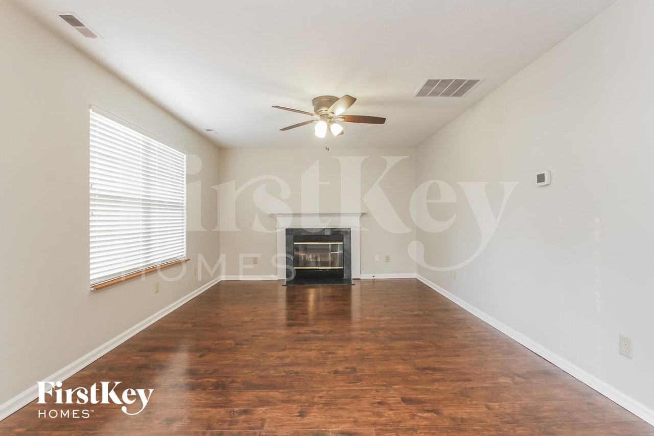592 Hannah Pl - Photo 2 of 15