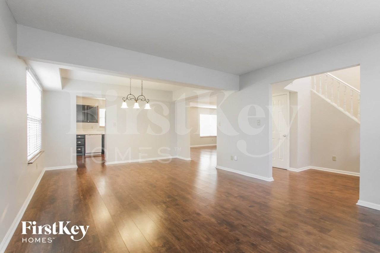 592 Hannah Pl - Photo 3 of 15