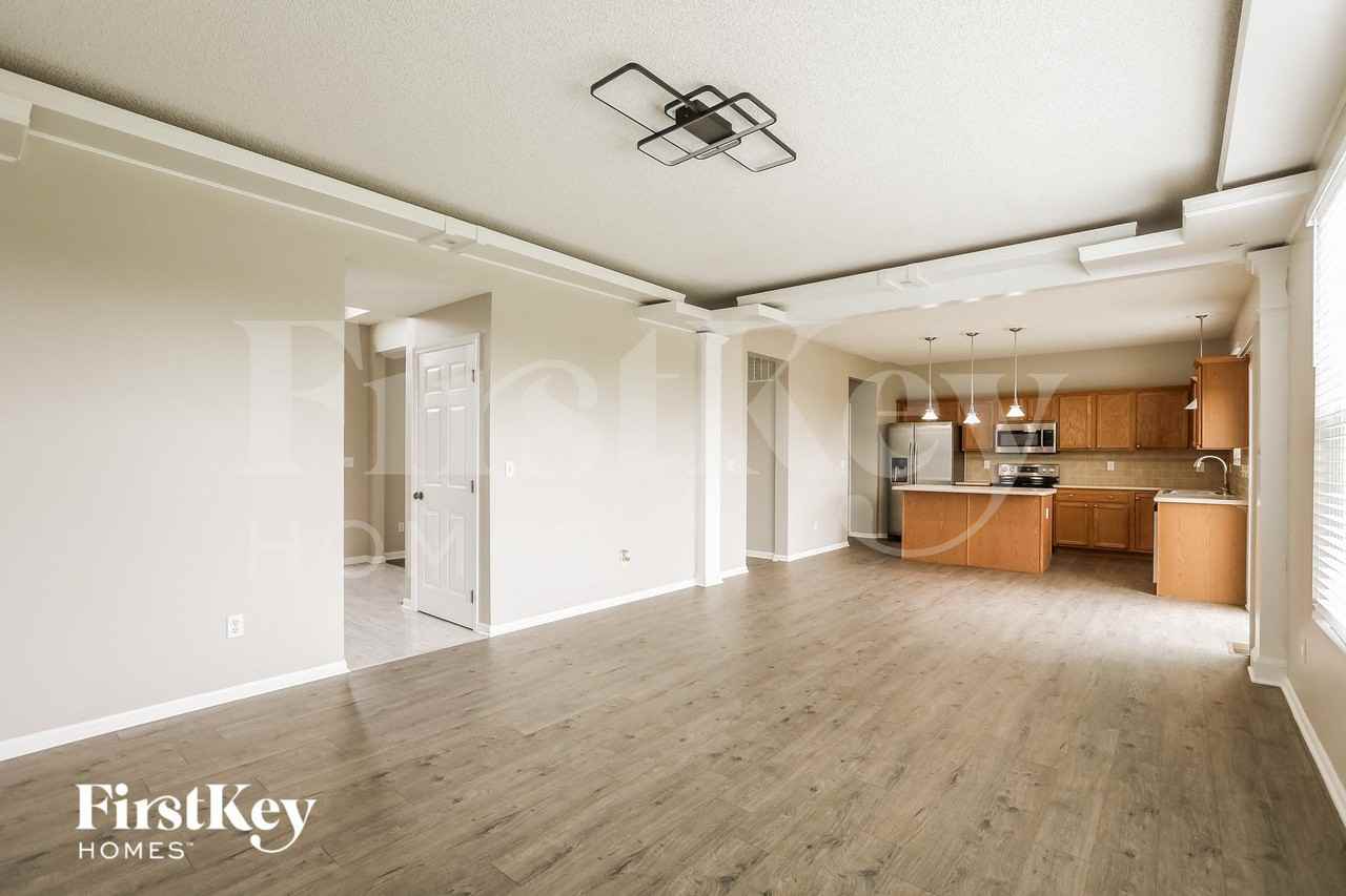 4832 Ne 79th St - Photo 4 of 15