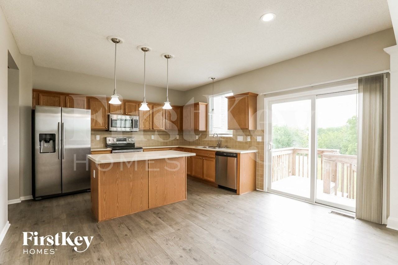 4832 Ne 79th St - Photo 5 of 15