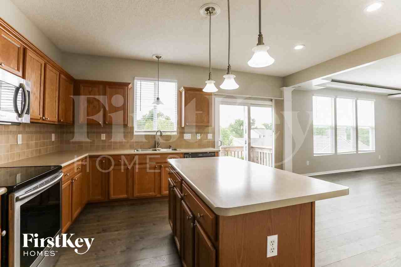 4832 Ne 79th St - Photo 6 of 15