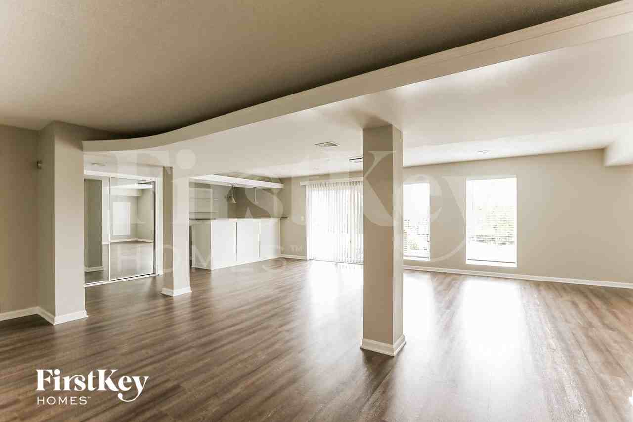 4832 Ne 79th St - Photo 7 of 15