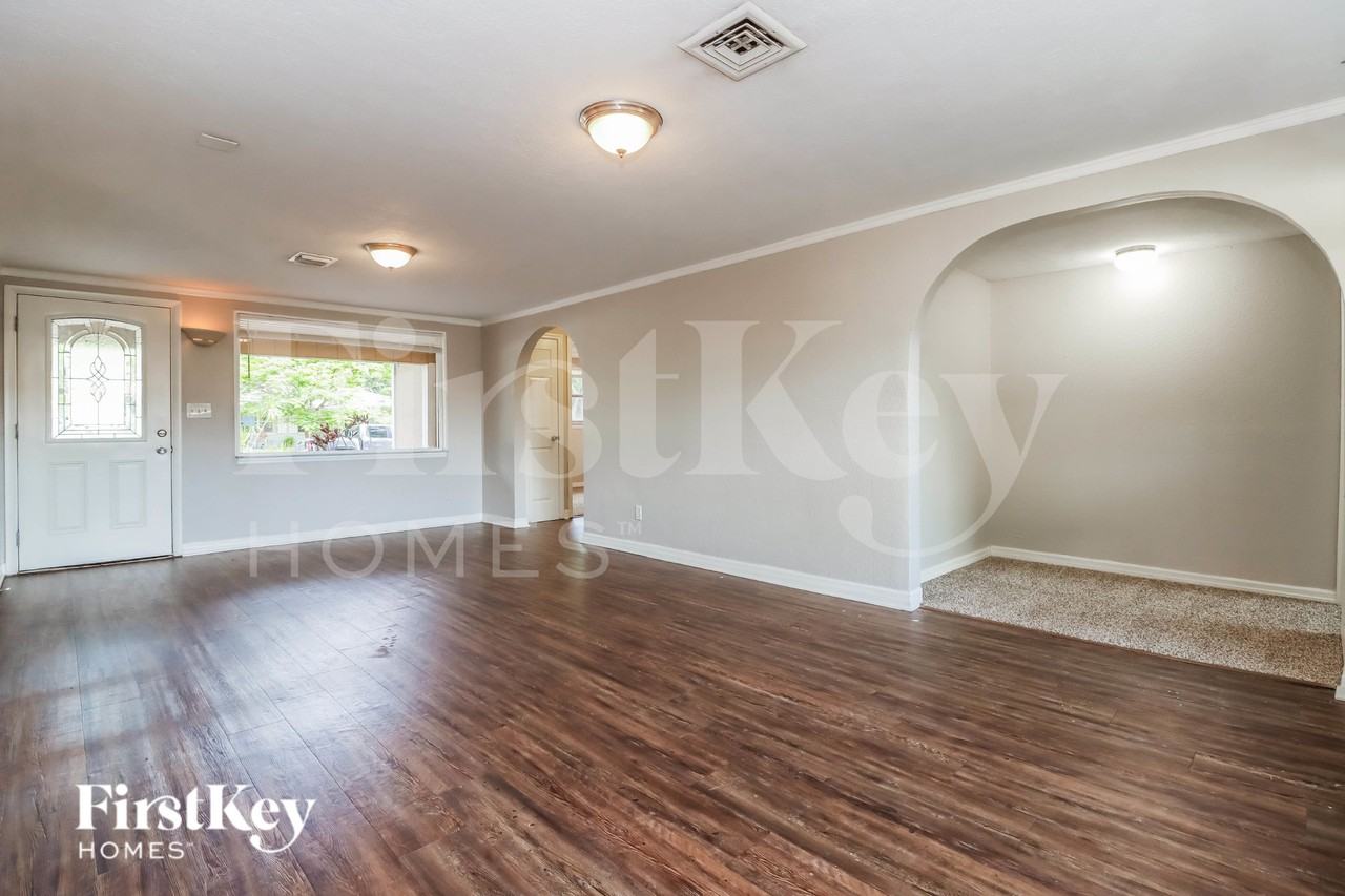 645 Lexington St - Photo 2 of 20