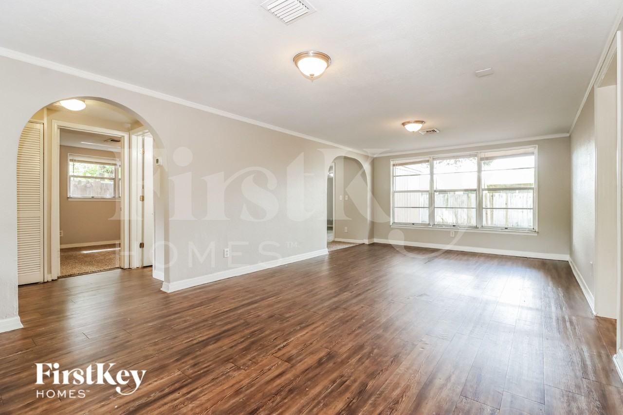 645 Lexington St - Photo 4 of 20