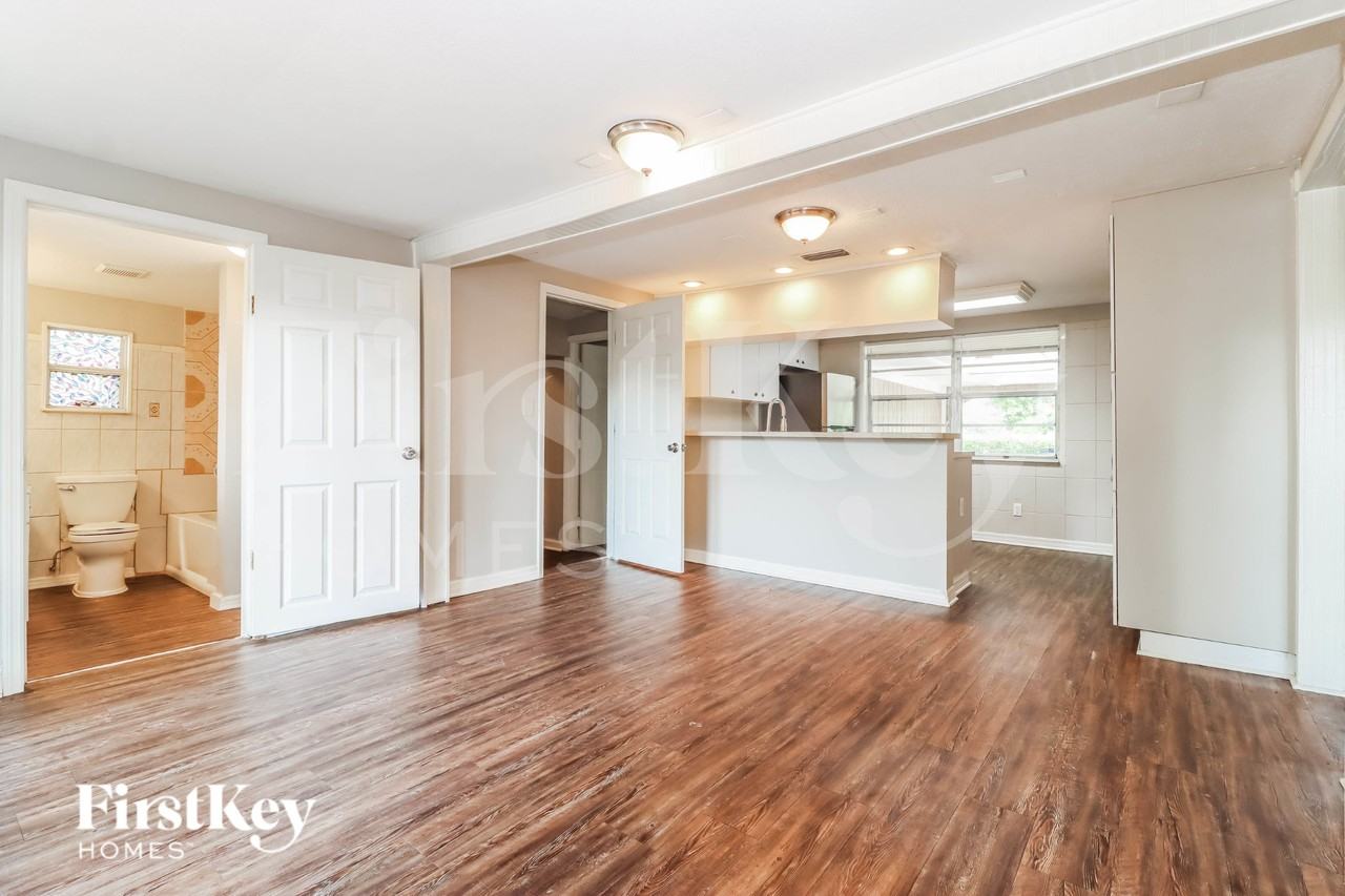 645 Lexington St - Photo 5 of 20