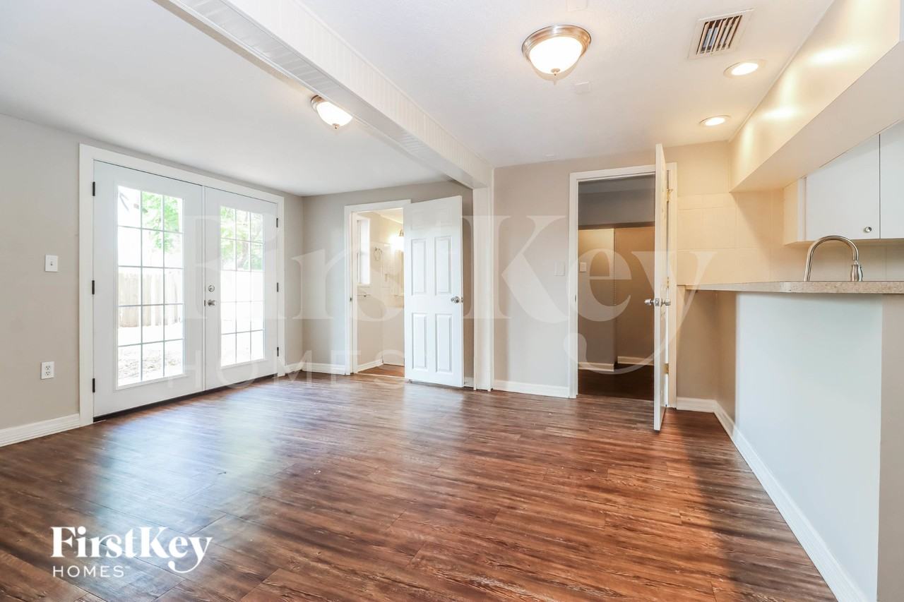 645 Lexington St - Photo 6 of 20